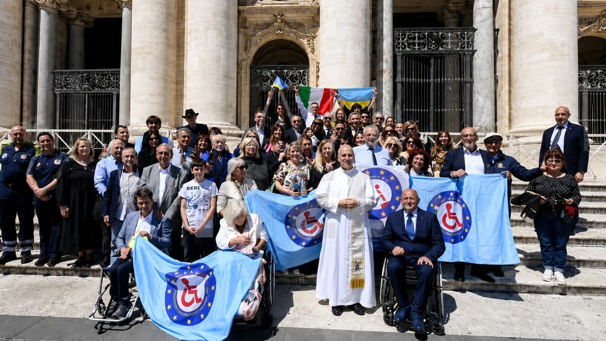 Gruppo di soci e volontari dell'associazione durante un raduno istituzionale
